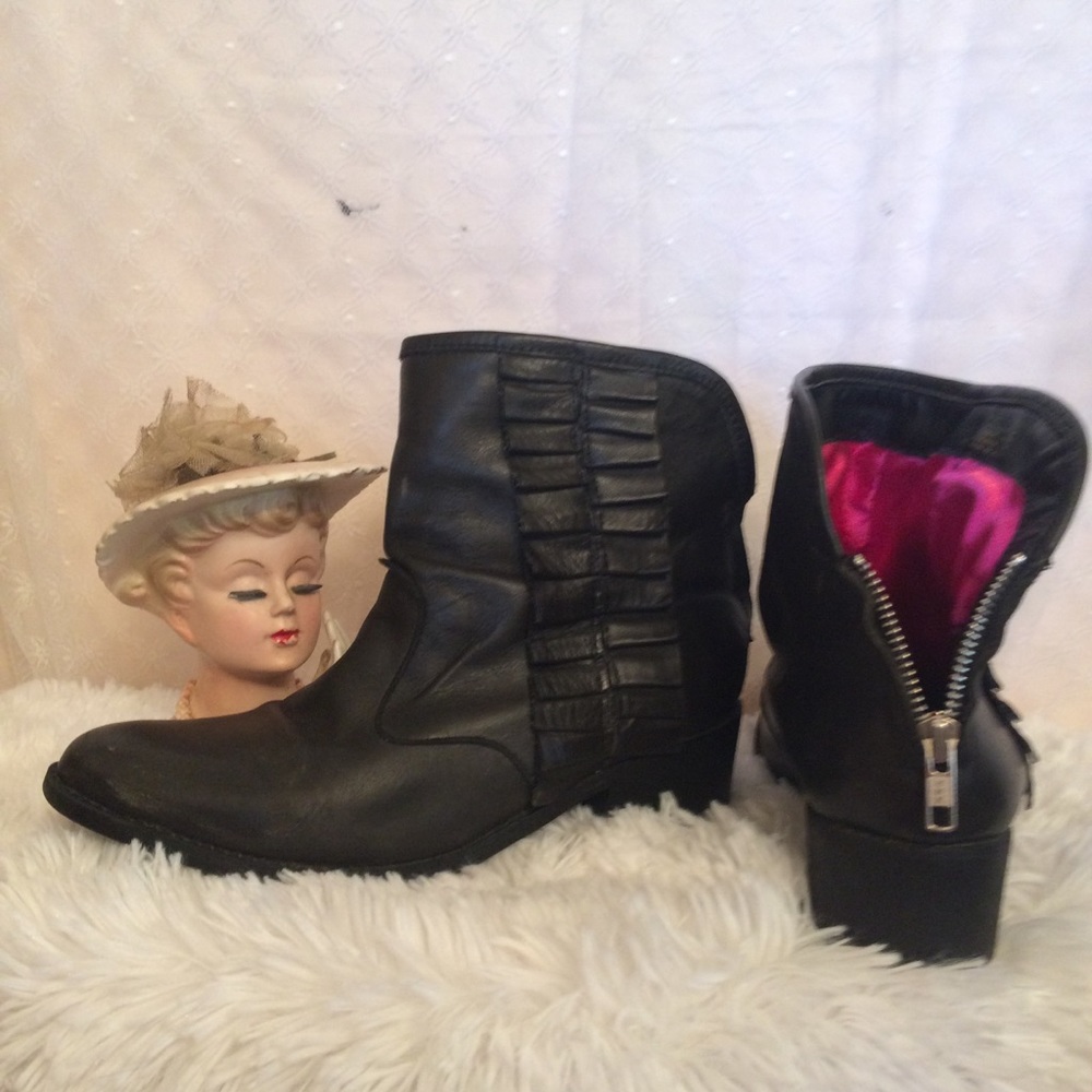 BETSEY JOHNSON BLACK LEATHER RUFFLE ANKLE BOOTS